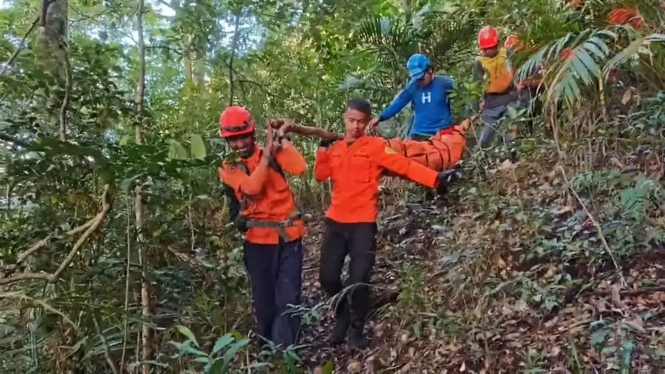 Proses evakuasi pendaki yang meninggal dunia usai tersambar petir di puncak Gunung Monrolo