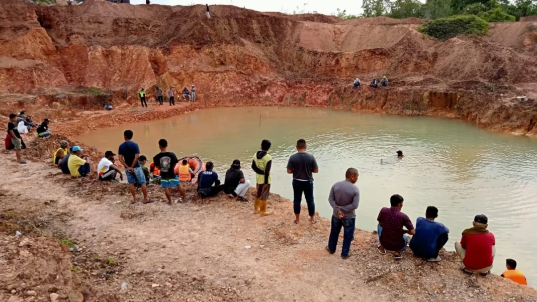 Proses pencarian bocah tenggelam di kubangan bekas galian tambang di Maros