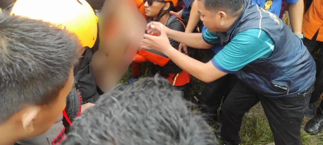 Proses penyelamatan seorang balita berusia 5 tahun yang ditemukan akibat tenggelam di wilayah Panyula