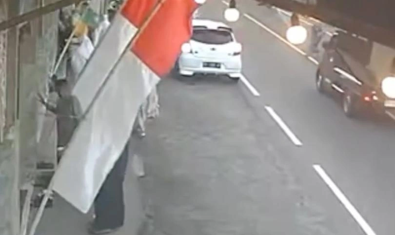 Rekaman CCTV warga maros saat hendak menyeberang menuju masjid untuk salat idul adha tertabrak mobil pick up