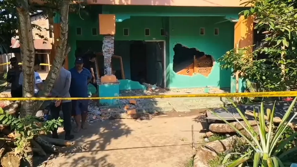 Rumah terduga pelaku pembunuhan penjual ikan di Kabupaten Gowa dirusak massa