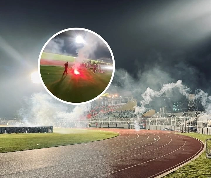 Kericuhan terjadi usai laga Bhayangkara FC vs Persib Bandung akibat pelemparan flare dan petasan. dok/fanatikfootball