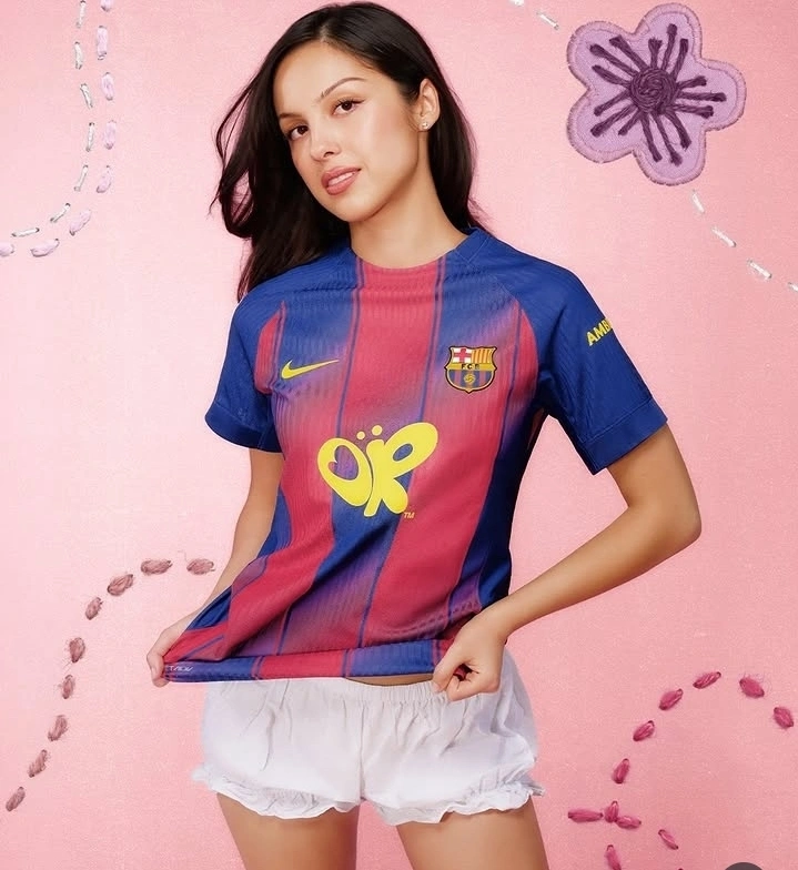 Barcelona kembali mencuri perhatian dengan merilis jersey edisi spesial hasil kolaborasi dengan Olivia Rodrigo untuk laga El Clásico. dok/barcelona