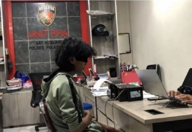 Seorang pemuda berinisial SI (26) diringkus oleh Unit PPA Satreskrim Polres Pelabuhan Makassar setelah diduga kuat melakukan tindak asusila terhadap adik kandungnya, SA, yang baru menginjak usia 15 tahun.
