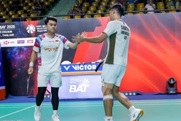 Leo Rolly Carnando/Daniel Marthin lolos ke final Thailand Open 2026 usai mengalahkan pasangan China He Ji Ting/Ren Xiang Yu dengan skor 21-15, 21-18 di semifinal.