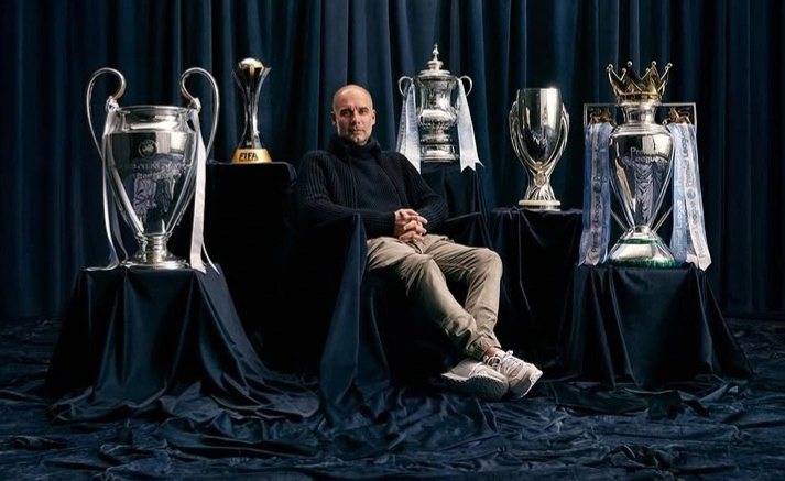 Pep Guardiola resmi berpisah dengan Manchester City pada akhir musim 2025/2026. Pelatih asal Spanyol itu menutup era emas 10 tahun penuh trofi bersama The Citizens.