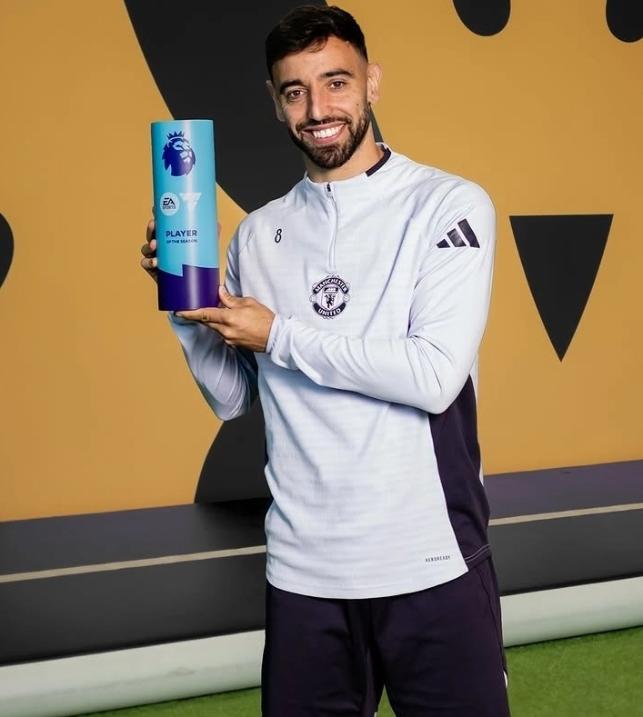Premier League 2025/2026 menghadirkan deretan penghargaan individu terbaik. Bruno Fernandes jadi pemain terbaik, Nico O’Reilly pemain muda terbaik, David Raya kiper terbaik, dan Mikel Arteta favorit pelatih terbaik.