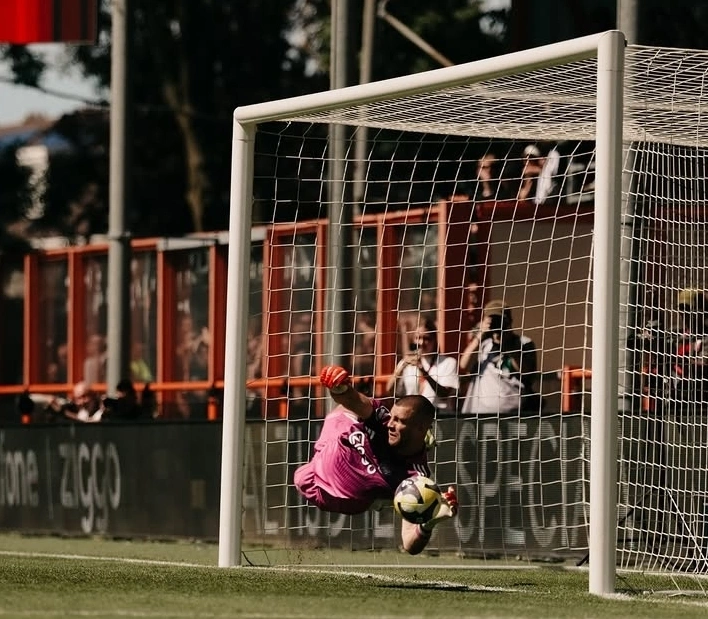 Maarten Paes tampil heroik bersama Ajax Amsterdam saat menyingkirkan FC Utrecht di playoff Eropa 2026. Kiper Timnas Indonesia jadi sorotan usai tampil gemilang di bawah mistar.