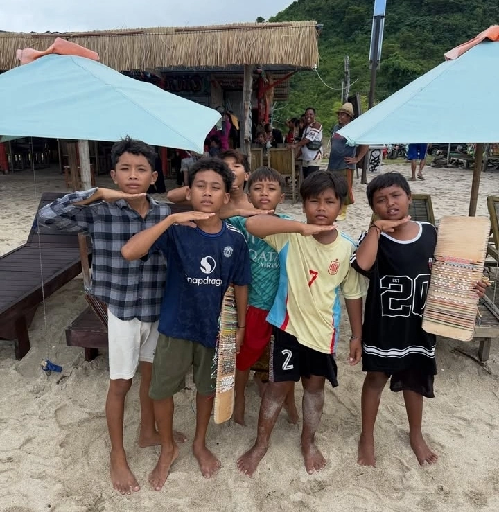 Ole Romeny menikmati liburan di Lombok sebelum agenda Timnas Indonesia. Aksi striker Oxford United bermain bola pantai bersama warga lokal viral di media sosial.