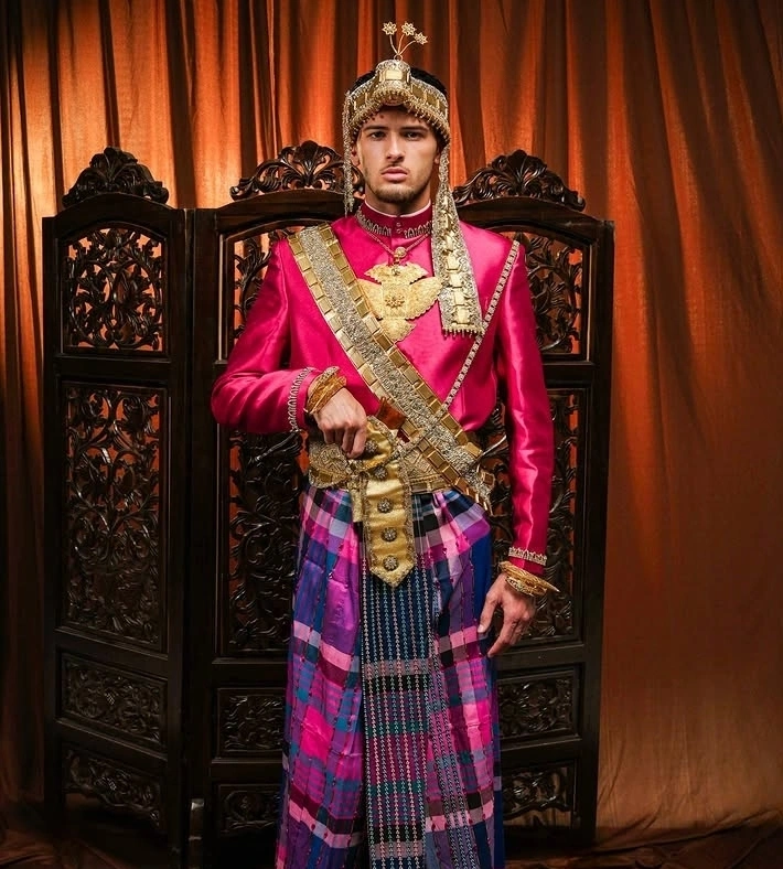 Justin Hubner tampil mengenakan pakaian adat Bugis-Makassar bersama Jennifer Coppen dalam unggahan viral di Instagram. Foto bernuansa tradisional itu banjir pujian netizen Indonesia.