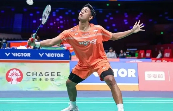 Alwi Farhan sukses melaju ke babak 16 besar Singapore Open 2026 setelah mengalahkan Toma Junior Popov. Pebulu tangkis muda Indonesia kini ditantang Shi Yu Qi.