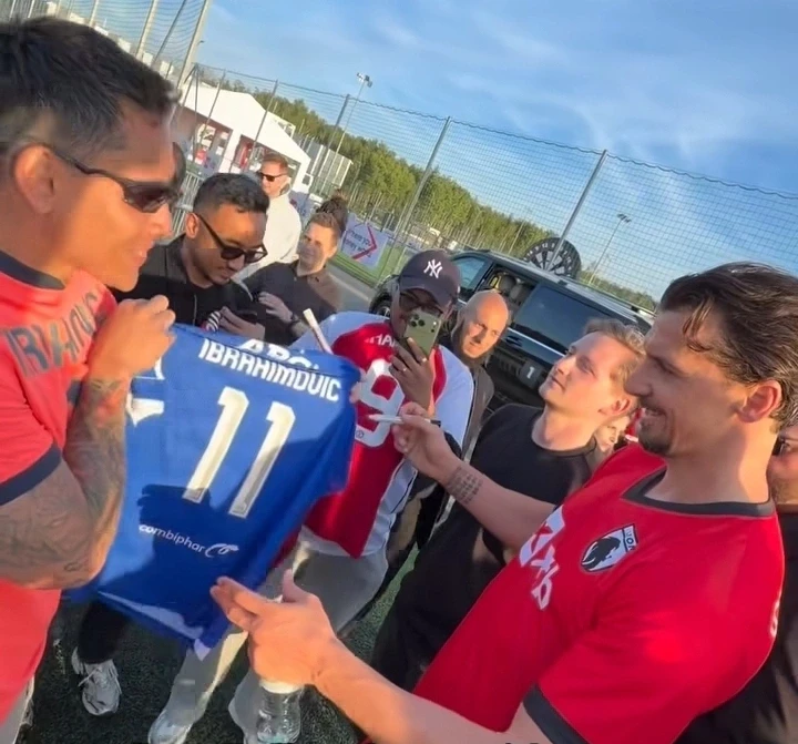 Ganindra Bimo sukses mencuri perhatian publik setelah memberikan jersey Persib Bandung bertuliskan “Ibrahimovic 11” kepada Zlatan Ibrahimovic. Momen tersebut viral di media sosial dan mendapat respons hangat dari Bobotoh.
