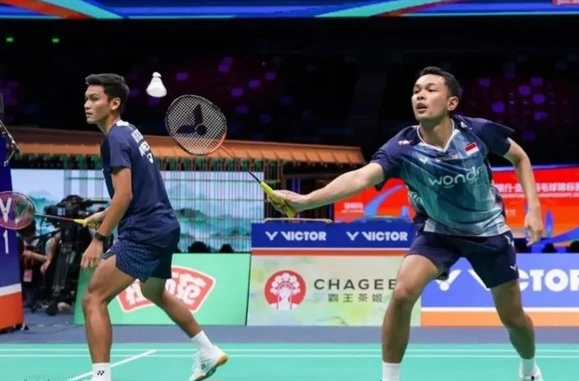 Fajar Alfian/Muhammad Shohibul Fikri lolos ke 16 besar Singapore Open 2026 usai menang dramatis atas wakil Taiwan dalam duel tiga gim sengit.