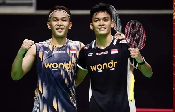Fajar Alfian/Muhammad Shohibul Fikri lolos ke perempat final Singapore Open 2026 usai mengalahkan pasangan Denmark dengan skor telak 21-13, 21-12.