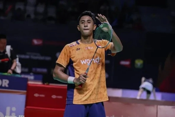 Alwi Farhan sukses melaju ke semifinal Singapore Open 2026 setelah mengalahkan Kodai Naraoka dan sebelumnya menumbangkan ranking satu dunia Shi Yuqi.