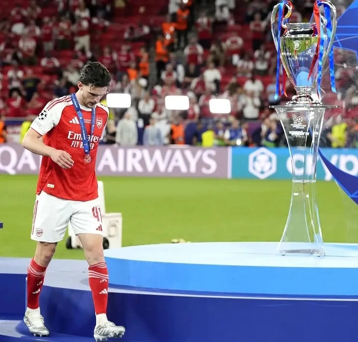 Declan Rice menunjukkan jiwa kepemimpinan setelah kekalahan Arsenal di final. Gelandang Timnas Inggris itu membela Gabriel dan Eberechi Eze yang gagal dalam adu penalti serta menegaskan The Gunners akan bangkit musim depan.
