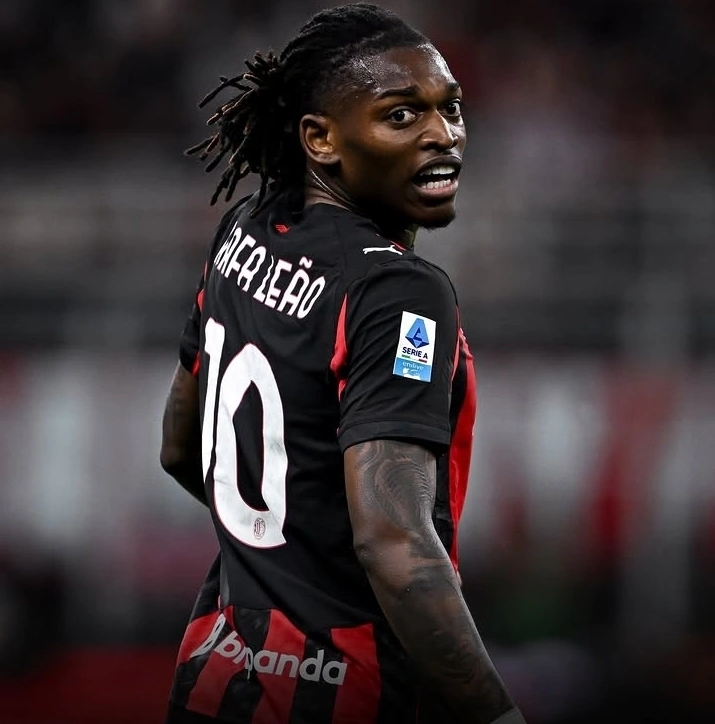 Rafael Leao resmi mengumumkan akan meninggalkan AC Milan pada musim panas 2026. Manchester United dan Liverpool menjadi klub terdepan dalam perburuan tanda tangan bintang Timnas Portugal tersebut.