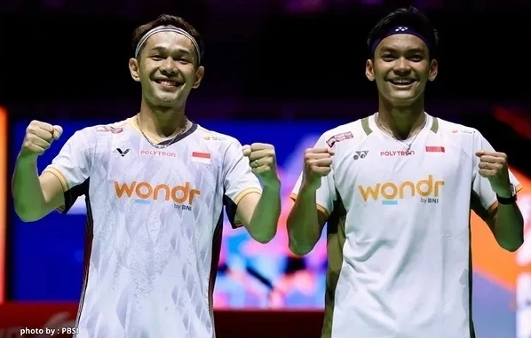 Fajar Alfian dan Muhammad Shohibul Fikri harus puas menjadi runner-up Singapore Open 2026 setelah kalah dari Satwiksairaj Rankireddy/Chirag Shetty. Fikri mengungkap perubahan strategi lawan menjadi kunci kekalahan Indonesia.