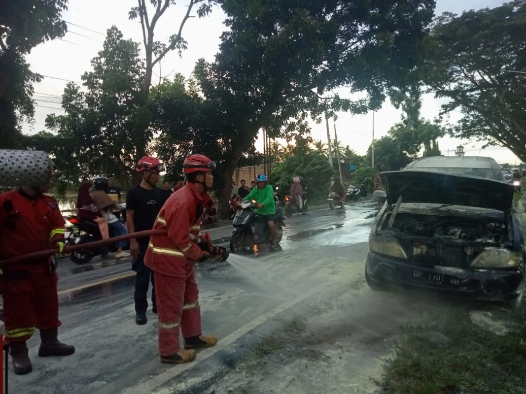 Sebuah mobil Toyota Kijang terbakar di wilayah Belopa Utara, Kabupaten Luwu