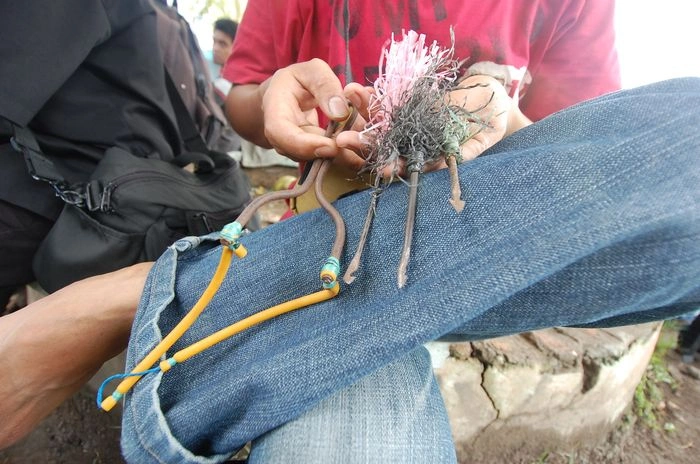 Sejumlah anak panah busur yang diamankan polisi