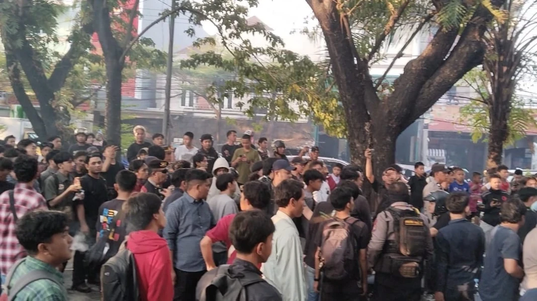 Sejumlah mahasiswa yang tergabung dalam Himpunan Mahasiswa Islam Cabang Makassar menggelar aksi demonstrasi di DPRD Kota Makassar