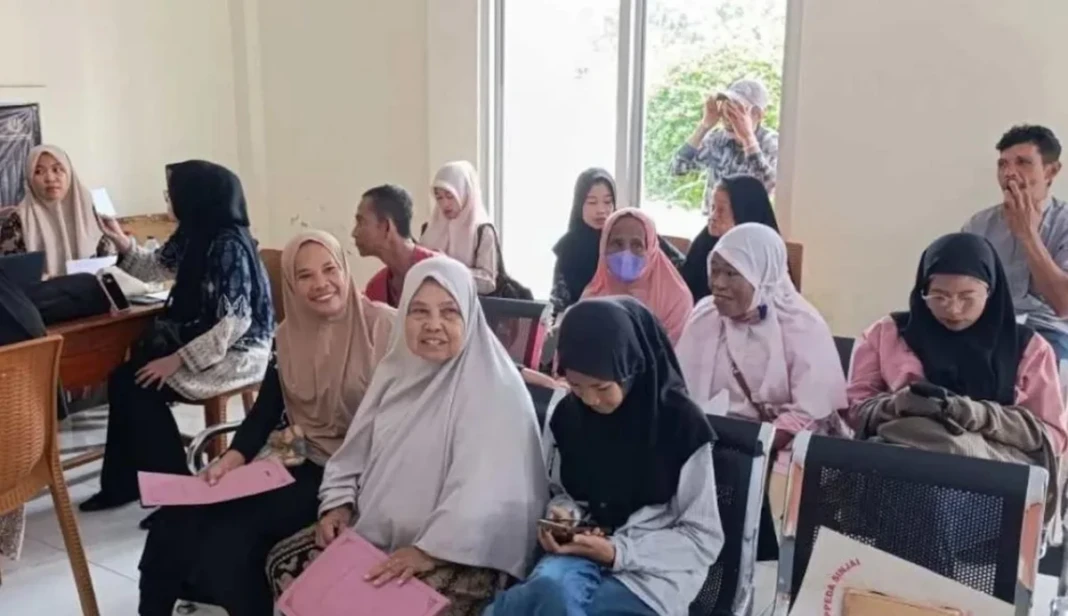 Sejumlah penerima bantuan Atensi di Sinjai