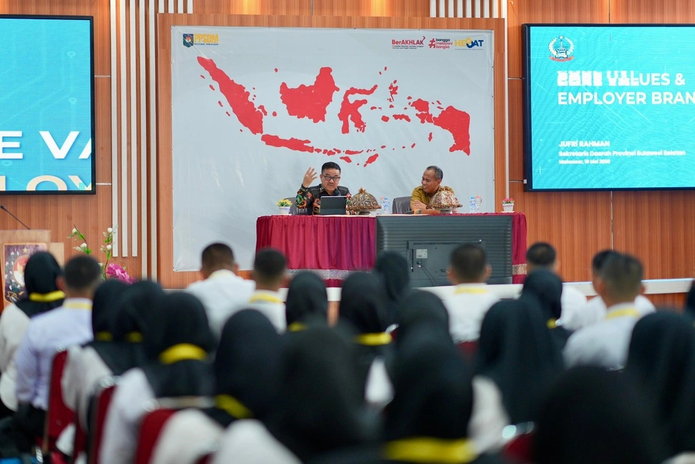 Sekretaris Daerah Provinsi Sulawesi Selatan, Dr. Jufri Rahman, saat memberikan pembekalan kepada peserta Pelatihan CPNS