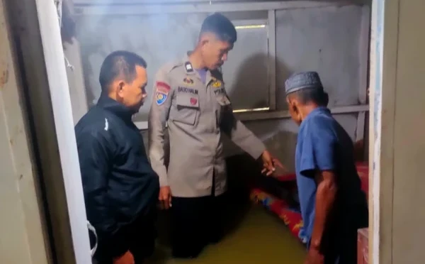 Seorang nenek berusia 100 tahun ditemukan meninggal dunia di dalam rumah saat banjir merendam kawasan Rompe, Tanete Riattang Timur
