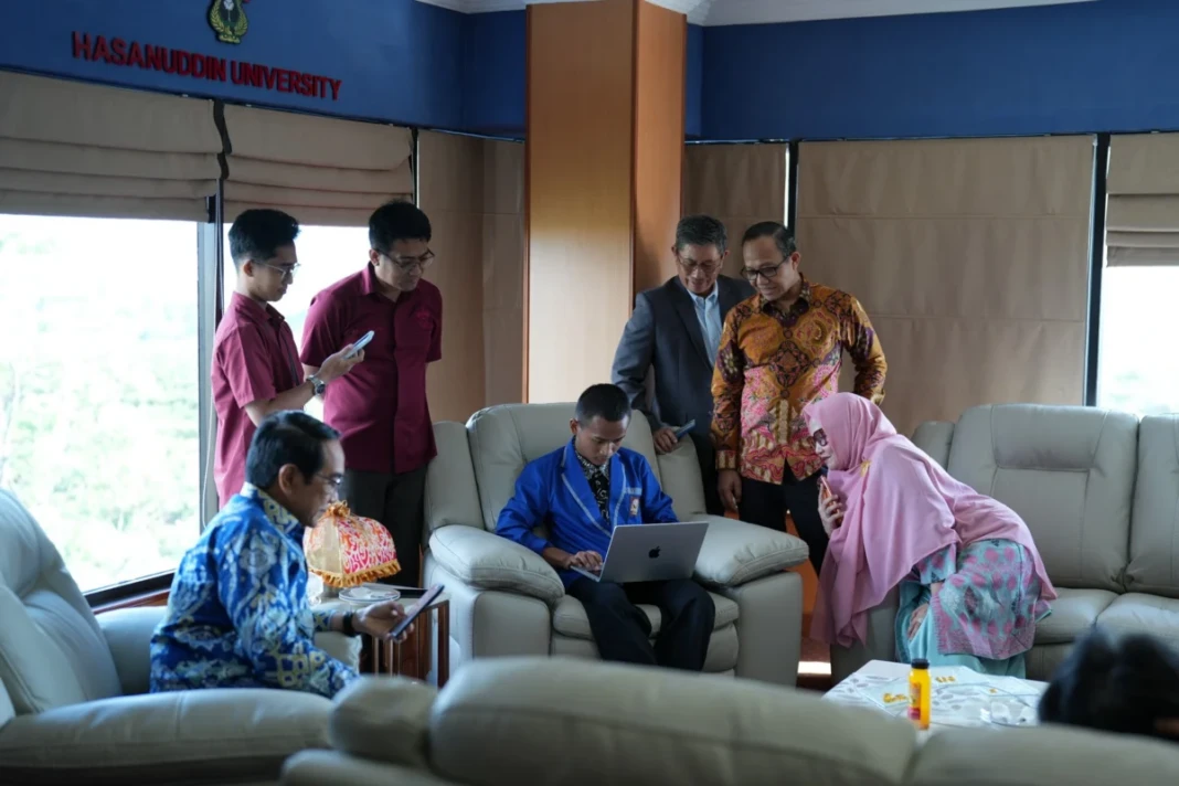 Siswa asal Pinrang, Rehan, mendemonstrasikan kemampuannya membobol sistem IT di Unhas, Selasa (5:5:2026)
