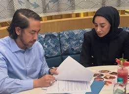 Sunan Kalijaga dan Rien Wartia Trigina.