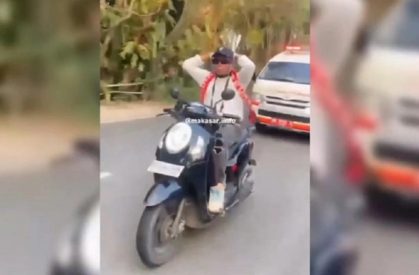 Tangkapan layar pemotor lepas tangan sambil halangi ambulans di Kota Makassar. Dok.istimewa