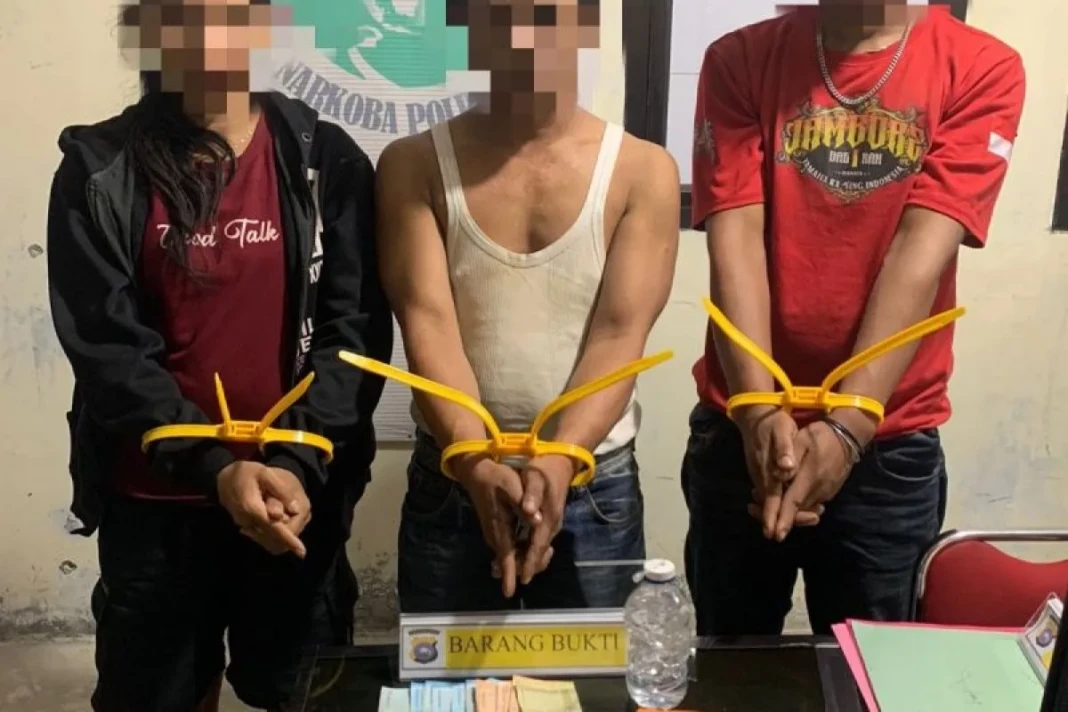 Tiga pelaku penyalahgunaan narkotika beserta barang bukti yang diamankan Polres Agam.