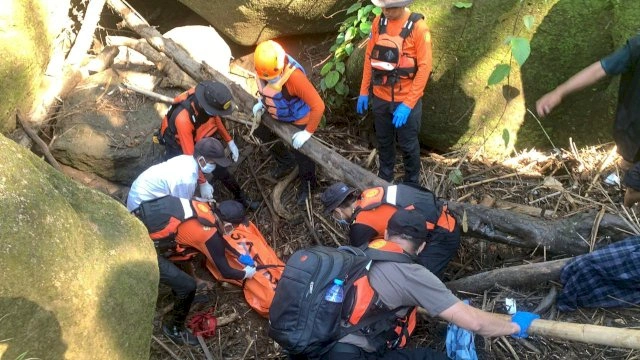 Tim SAR melakukan evakuasi korban hanyut di Sungai Buakkang Gowa, dalam kondisi meninggal dunia