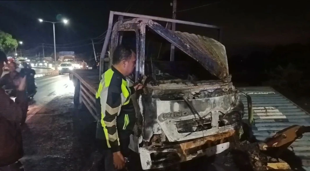 Truk 10 roda terbakar setelah menabrak pembatas jembatan di Maros
