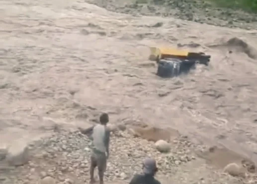 Video truk yang terseret arus di Sungai Jeneberang