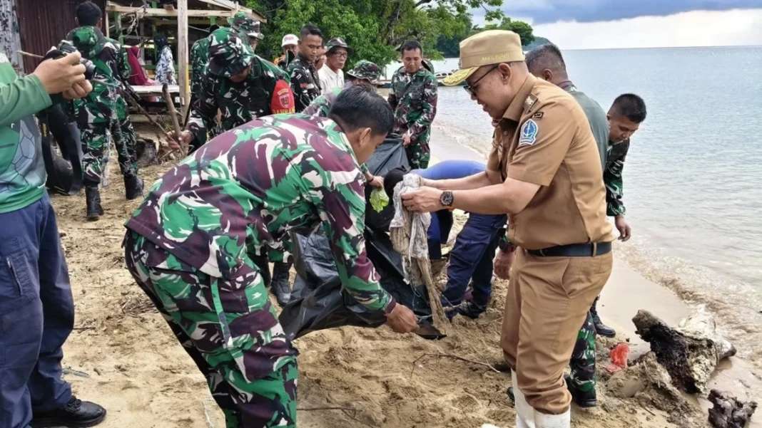 Wakil Bupati Bone, Andi Akmal Pasluddin hadir dalam kegiatan gotong royong menyambut HUT Kodam XIV Hasanuddin ke 69