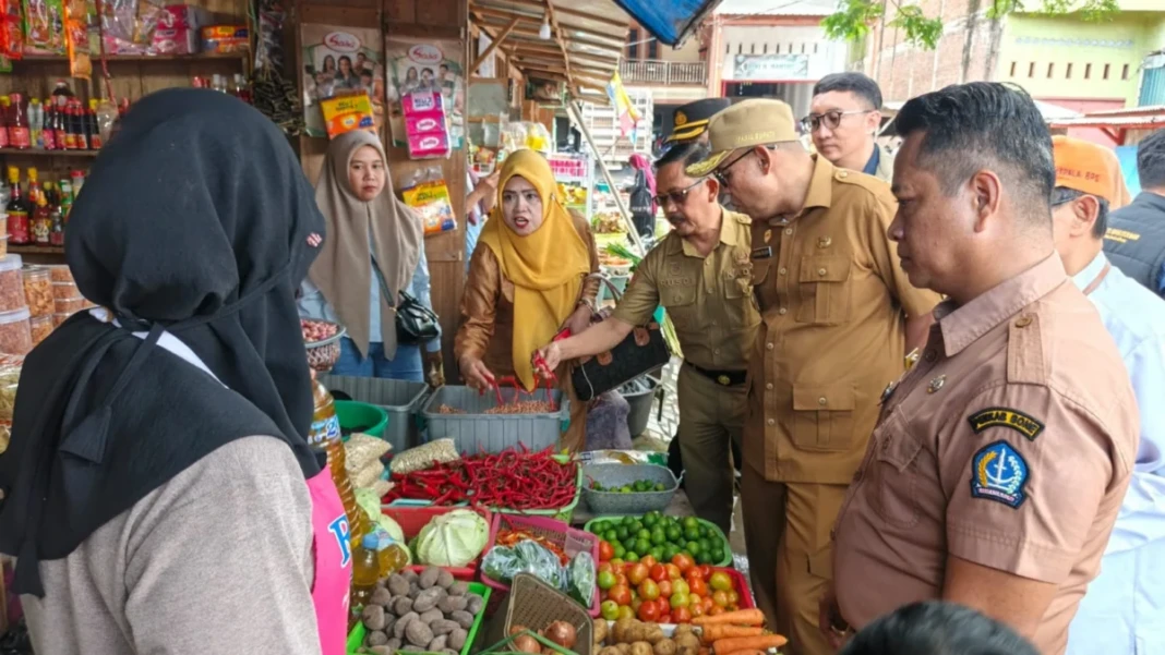 Wakil Bupati Bone Andi Akmal Pasluddin memantau harga dan stok bahan pokok di Pasar Bajoe dan Pasar Palakka jelang Idul Adha
