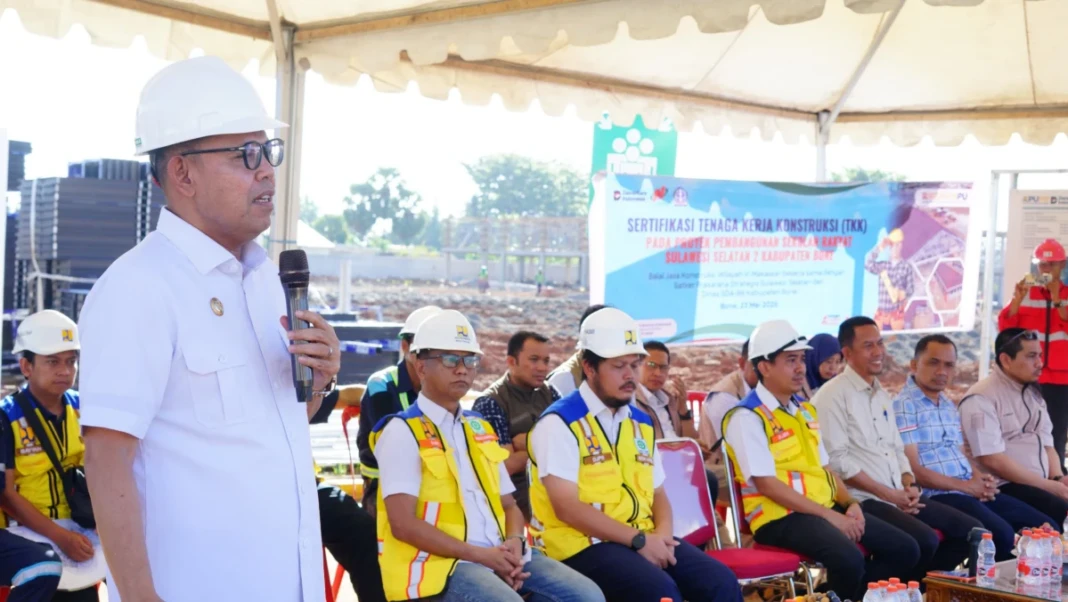 Wakil Bupati Bone Andi Akmal Pasluddin membuka kegiatan mengikuti sertifikasi kompetensi pada proyek pembangunan Sekolah Rakyat.