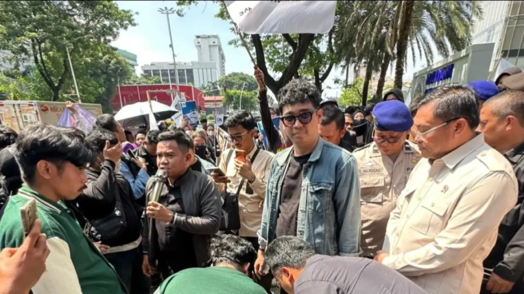 Wakil Kepala BGN Sony Sanjaya di antara peserta aksi dari Jaringan Muda Indonesia (JMI) di Kantor BGN, Kamis (21/5/2026). (Foto: Istimewa)