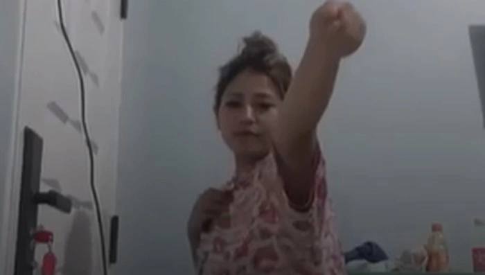 Wanita live Tiktok sambil pamer payudara yang diduga di Sidrap.
