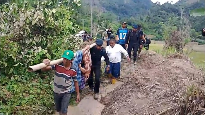wanita-yang-terluka-usai-tertimpa-material-longsor-saat-berkendara-ditandu-personel-brimob-menuju-puskesmas-sejauh-5-kilometer-1778991433615_169