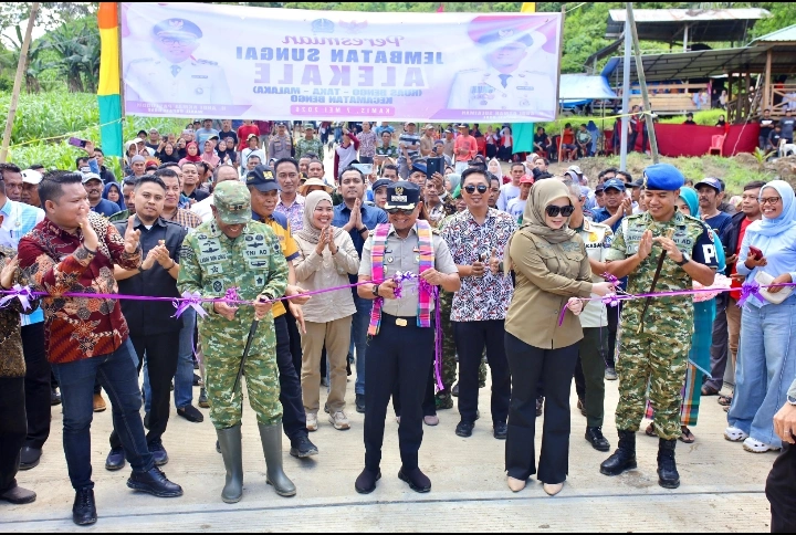 Peresmian jembatan Alekale Bengo oleh jajaran Forkopimda Bone
