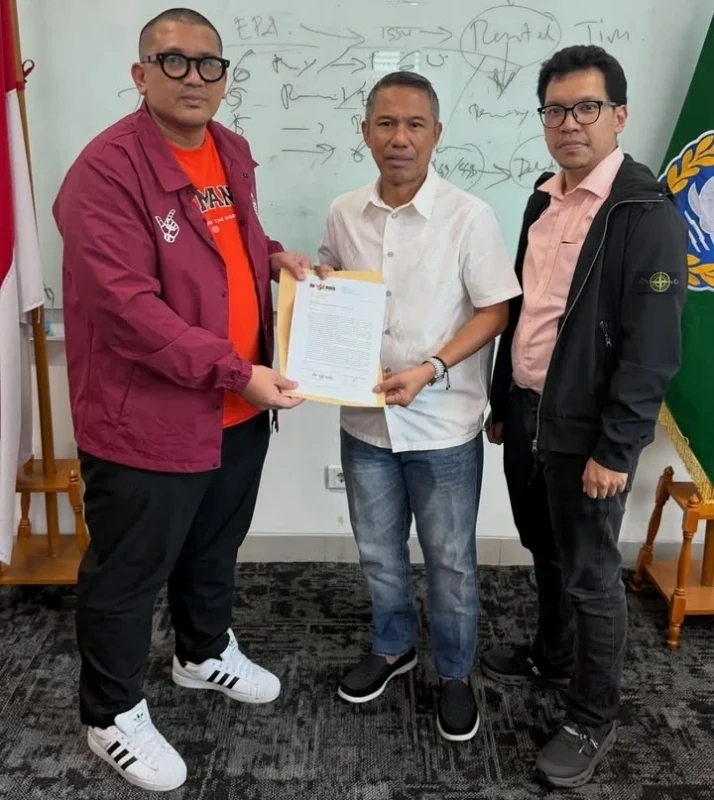 Ketua Umum The Jakmania, Diky Soemarno, melaporkan Marc Klok ke PSSI terkait pernyataan yang dinilai kurang tepat di tengah situasi memanas.