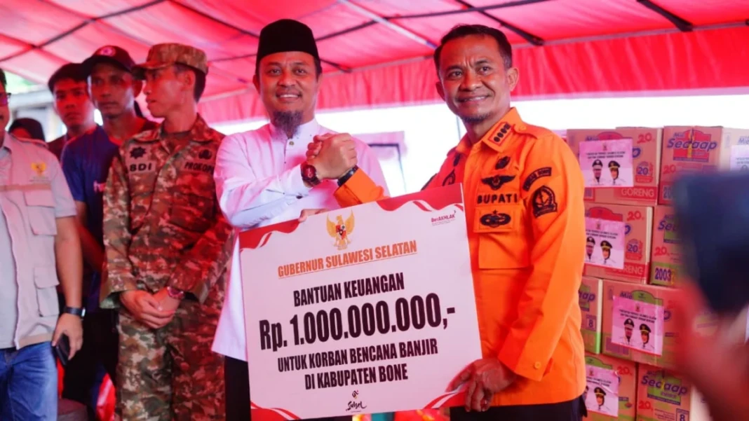 Penyerahan bantuan keuangan oleh pemprov Sulsel untuk bencana banjir di Bone