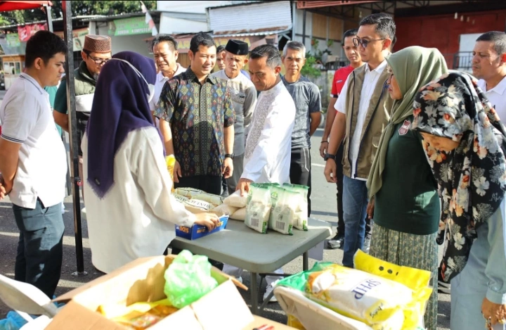 Penyaluran cadangan pangan untuk korban banjir Bone