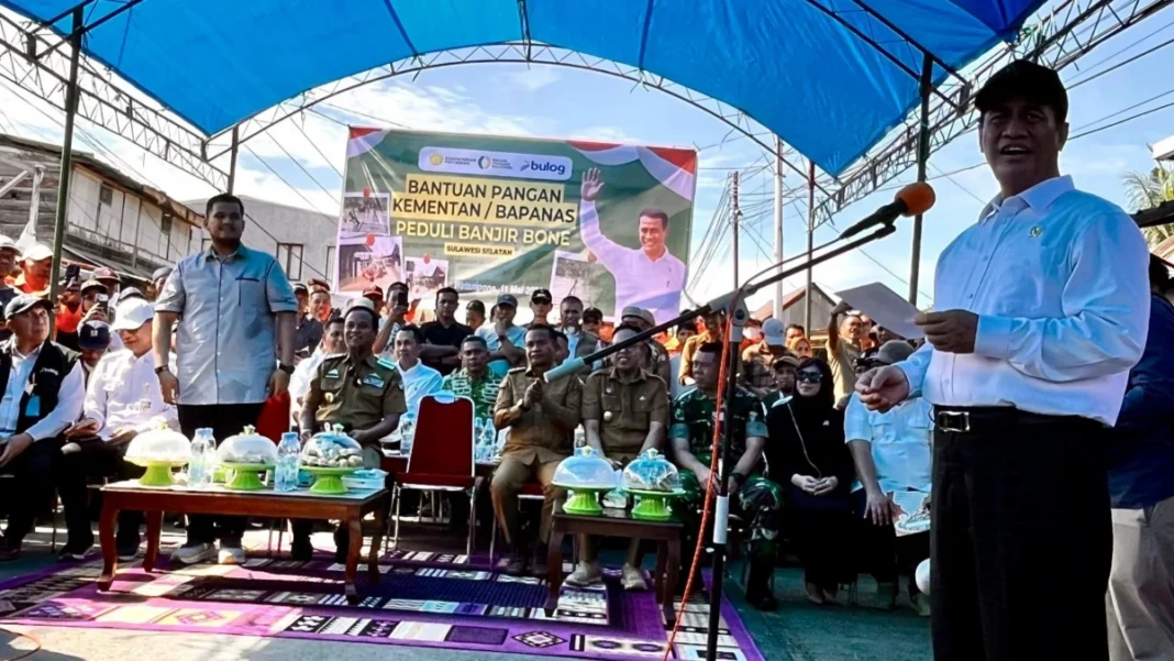 Mentan Amran saat akan melakukan penyerahan bantuan pangan Kementan/Bapanas di Bone