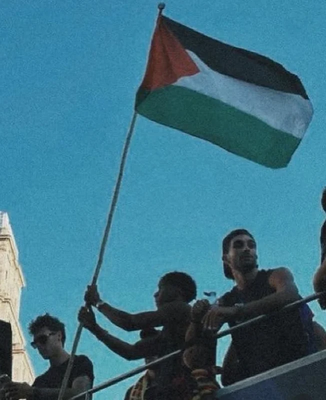 Lamine Yamal Viral Kibarkan Bendera Palestina Saat Parade Juara Barcelona