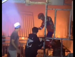 Kebakaran hebat melanda gudang percetakan Trias Muda di Jalan Manurungnge, Kabupaten Bone, Selasa malam (12/5/2026).