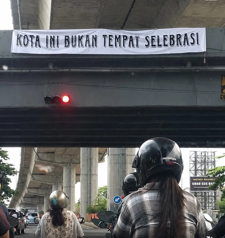 Suporter PSM Makassar memasang banner bertuliskan “Kota Ini Bukan Tempat Selebrasi” jelang laga panas melawan Persib Bandung.