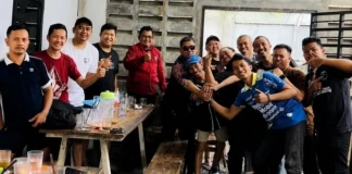 Kelompok suporter PSM dan Persib Bandung mengadakan pertemuan di Warkop Sija Beruang. dok/pemainkeduabelas